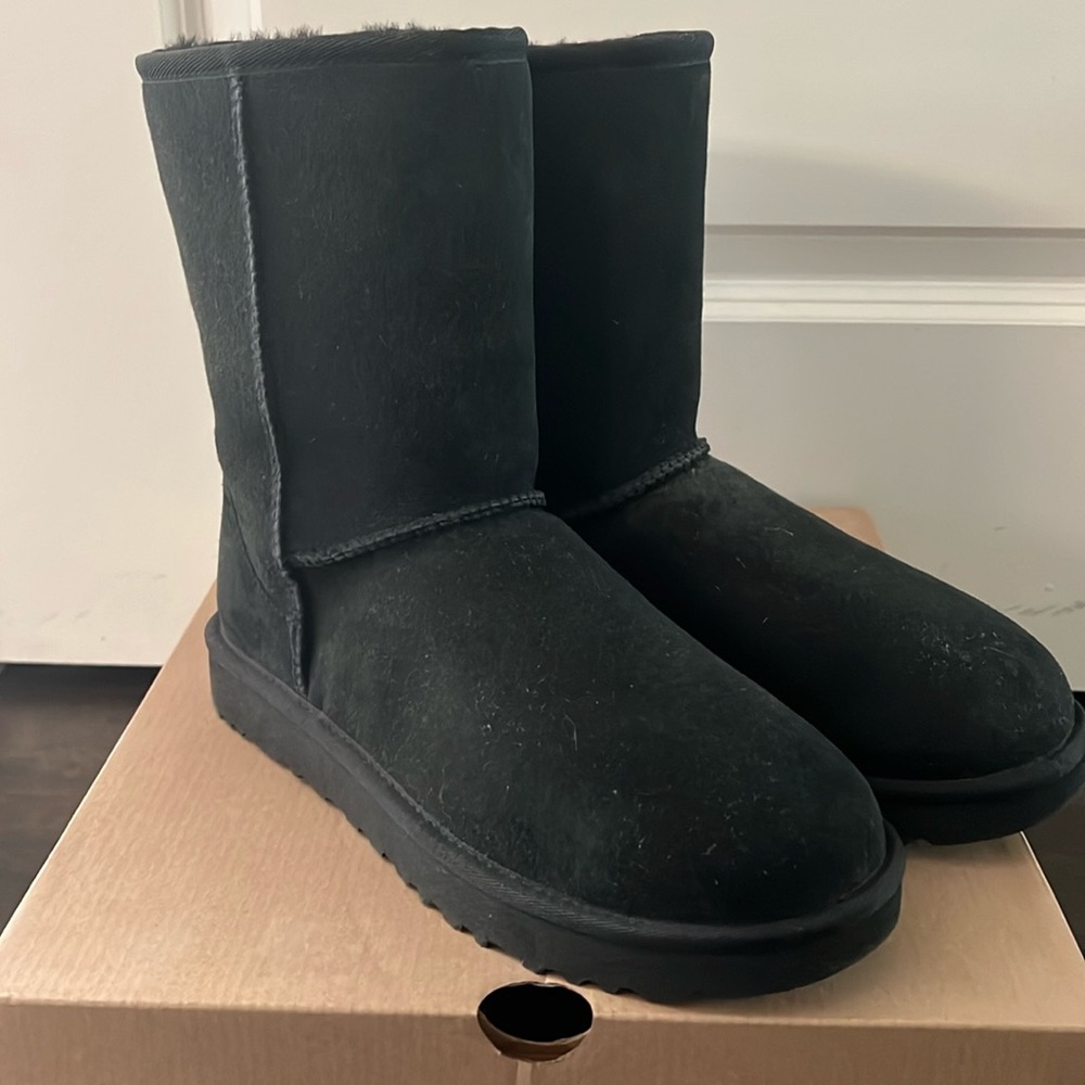 Women’s black Ugg’s
